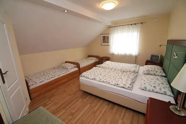 Üç Kişilik Oda, 3 Tek Kişilik Yatak, Sigara İçilmez