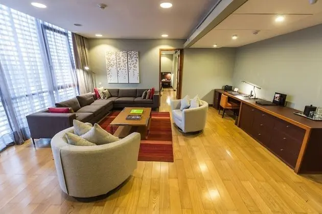 Executive Signature NOI King Suite