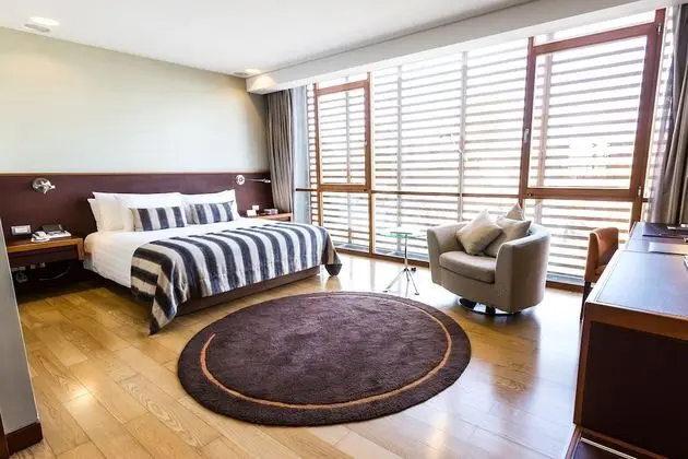 Executive Signature NOI King Suite