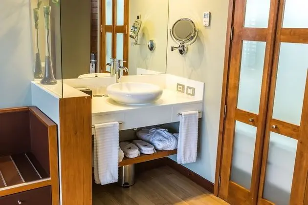 Executive Signature NOI King Suite