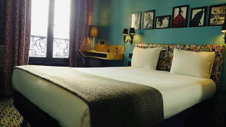 Büyük Yataklı Tek Kişilik Oda