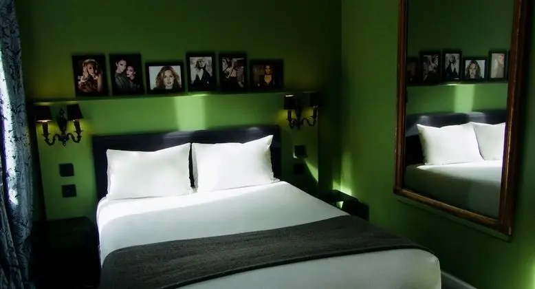 Büyük Yataklı Tek Kişilik Oda