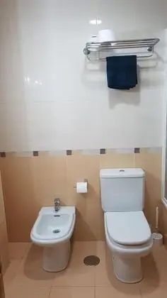 İki Ayrı Yataklı Oda, Ortak Banyo