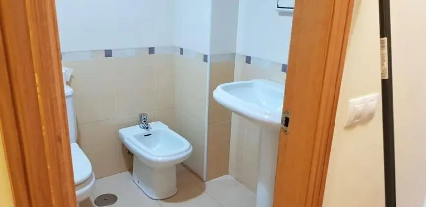 İki Ayrı Yataklı Oda, Ortak Banyo