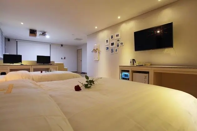 Oda (VVIP (Massage Chair + Jetted Spa Tub )