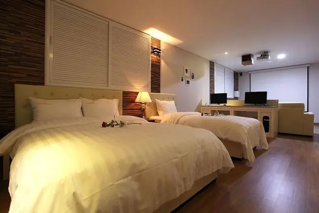 Oda (VVIP (Massage Chair + Jetted Spa Tub )