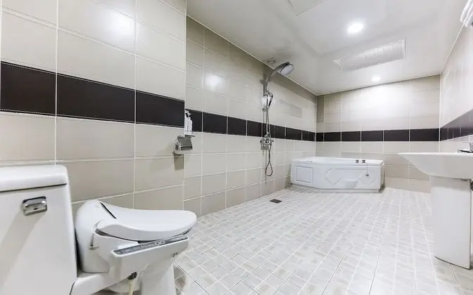 Oda (VVIP (Massage Chair + Jetted Spa Tub )