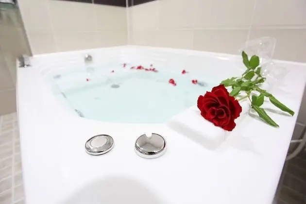 Oda (VVIP (Massage Chair + Jetted Spa Tub )