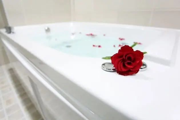 Oda (VVIP (Massage Chair + Jetted Spa Tub )