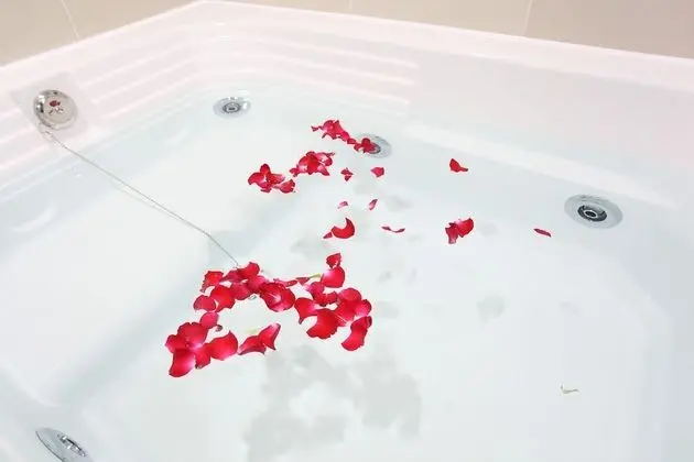 Oda (VVIP (Massage Chair + Jetted Spa Tub )