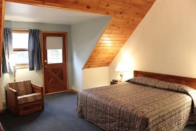 Log Room 1 King (Deluxe w/Balcony)