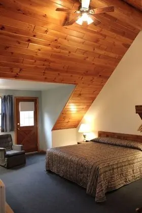 Log Room 1 King (Deluxe w/Balcony)