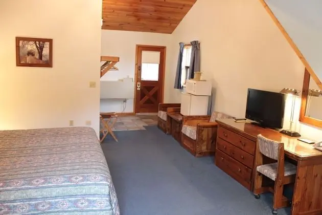 Log Room 1 King (Deluxe w/Balcony)