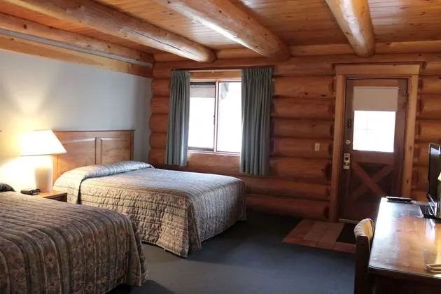 Log Room 2 Queens (Deluxe)