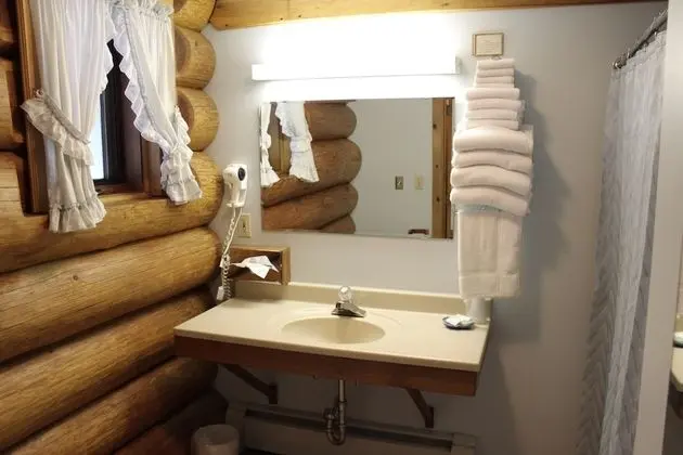 Log Room 2 Queens (Deluxe)