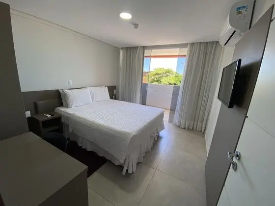 SUITE LATERAL COM VISTA PARCIAL MAR