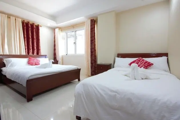 2 Bedroom Deluxe Suite (2 Queen Beds and 1 Double Bed)