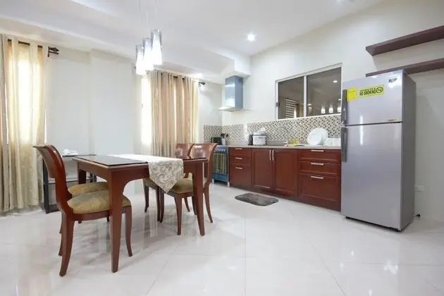 2 Bedroom Deluxe Suite (2 Queen Beds and 1 Double Bed)