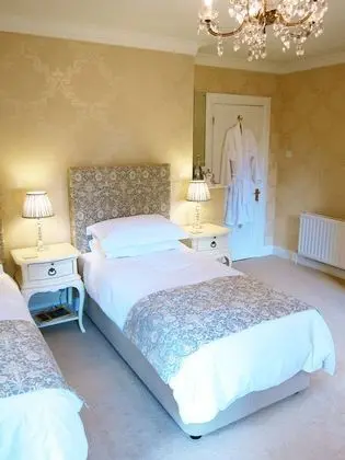 Cream Room (Twin Bed for 1 Adult, King Bed for 2 Adults)