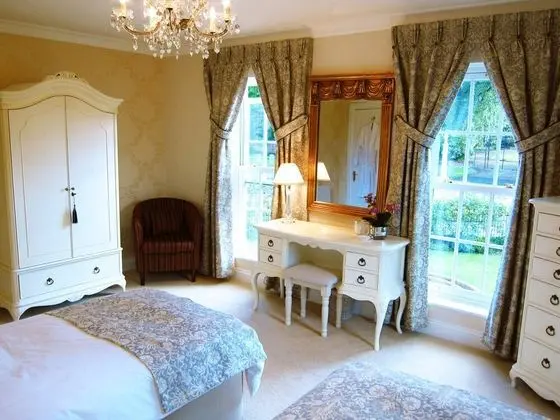 Cream Room (Twin Bed for 1 Adult, King Bed for 2 Adults)