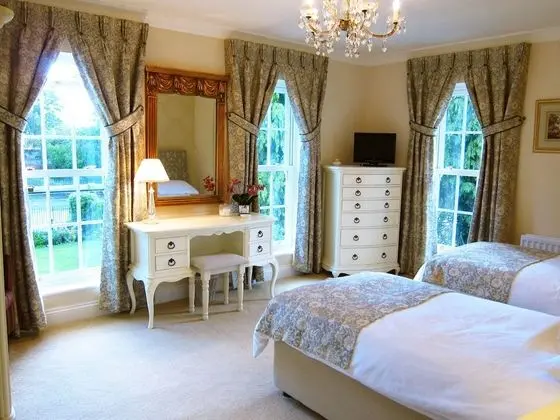Cream Room (Twin Bed for 1 Adult, King Bed for 2 Adults)