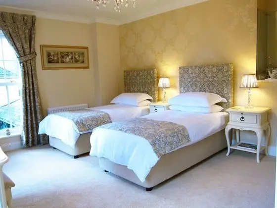 Cream Room (Twin Bed for 1 Adult, King Bed for 2 Adults)
