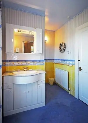 Cream Room (Twin Bed for 1 Adult, King Bed for 2 Adults)
