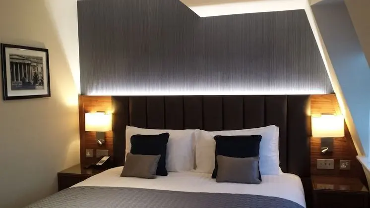 Club Tek Büyük Yataklı Oda