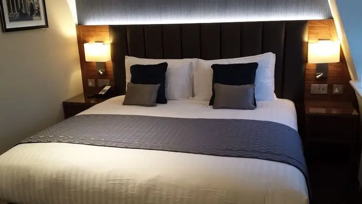 Club Tek Büyük Yataklı Oda