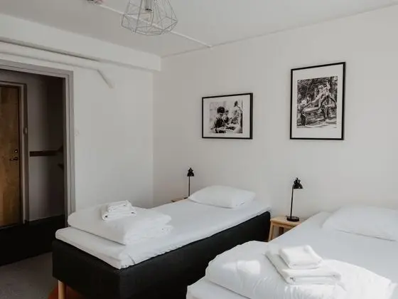 İki Ayrı Yataklı Oda, Ortak Banyo