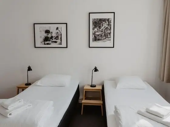 İki Ayrı Yataklı Oda, Ortak Banyo