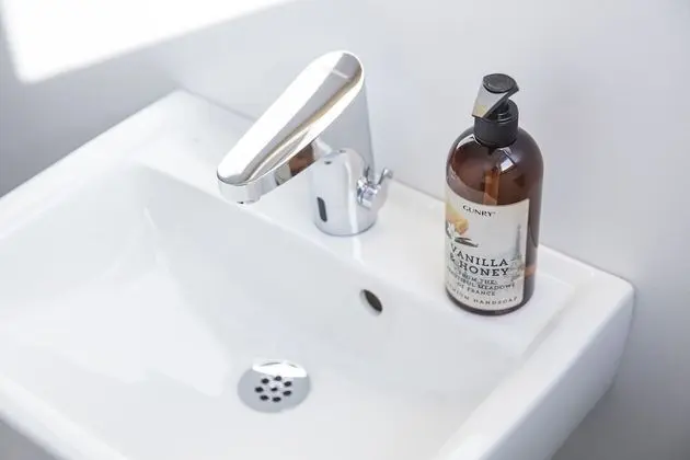İki Ayrı Yataklı Oda, Ortak Banyo