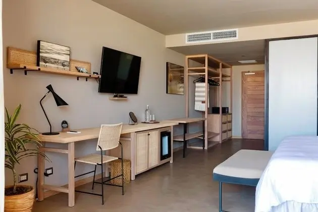 Luxury Room, 1 Queen Bed (Oasis Suite)