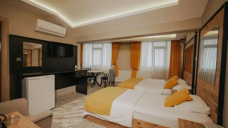 Triple, Yandan Deniz Manzaralı