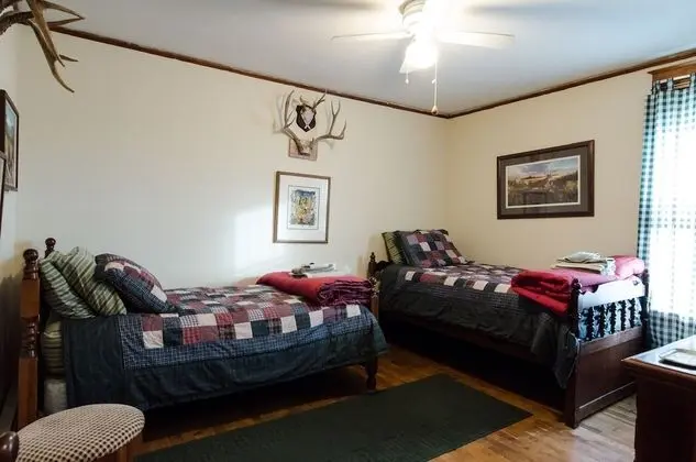 Room, 2 Twin Beds, Shared Bath