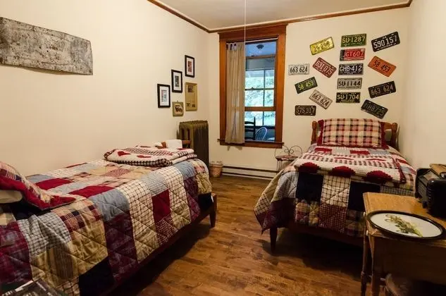 Room, 2 Twin Beds, Shared Bath