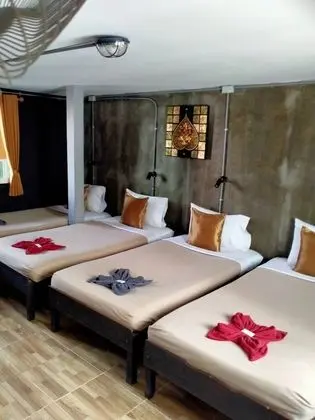 Family Room (4 single Beds)