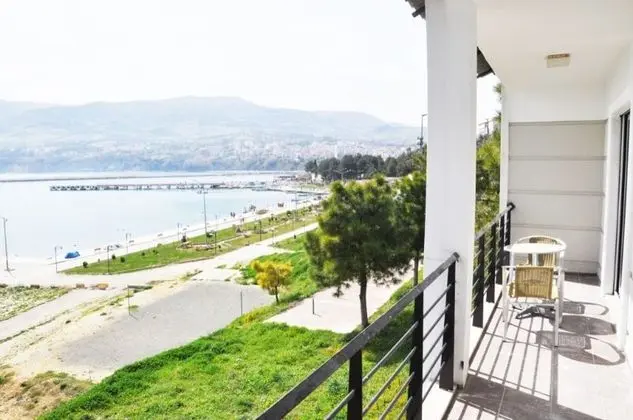 Çift Kişilik, Deniz Manzaralı