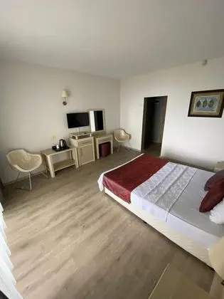 Çift Kişilik, Deniz Manzaralı