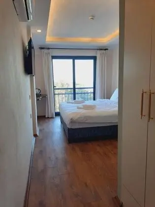 Superior Üç Kişilik Oda, Deniz veya Bahçe Manzaralı, Balkonlu