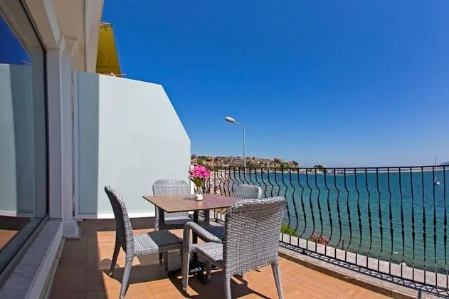 Triple Oda - Balkonlu, Deniz ve Dağ Manzaralı