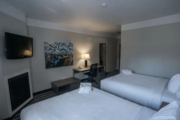 Deluxe Double Queen Room ( No Pets)