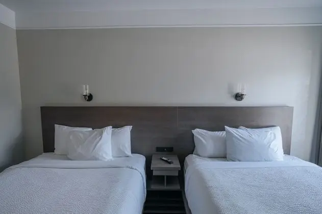 Deluxe Double Queen Room ( No Pets)