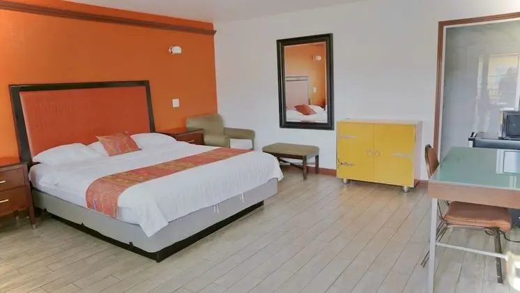 remodeled 1 king bed non-smoking