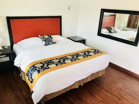 remodeled 1 king bed non-smoking