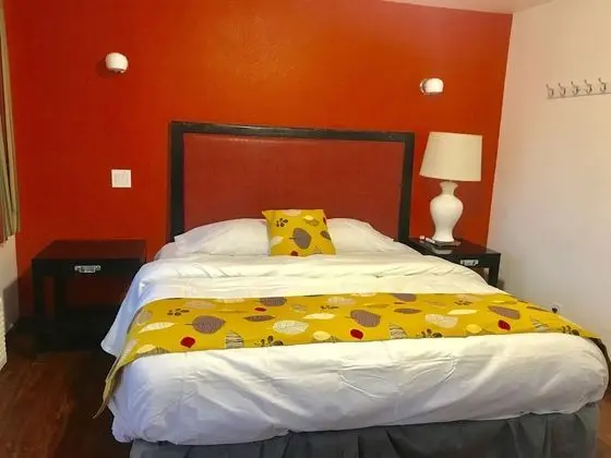 remodeled 1 king bed non-smoking