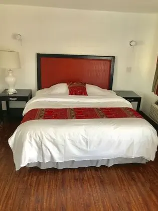 remodeled 1 king bed non-smoking