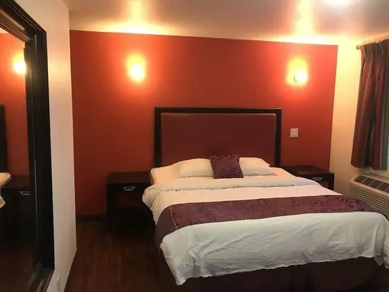 remodeled 1 king bed non-smoking