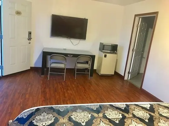 remodeled 1 king bed non-smoking