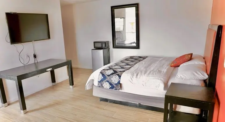 remodeled 1 king bed non-smoking